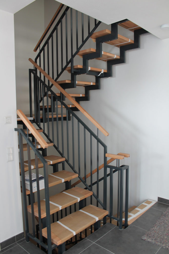 Opposite U-shaped two-flight staircase by Roetzer