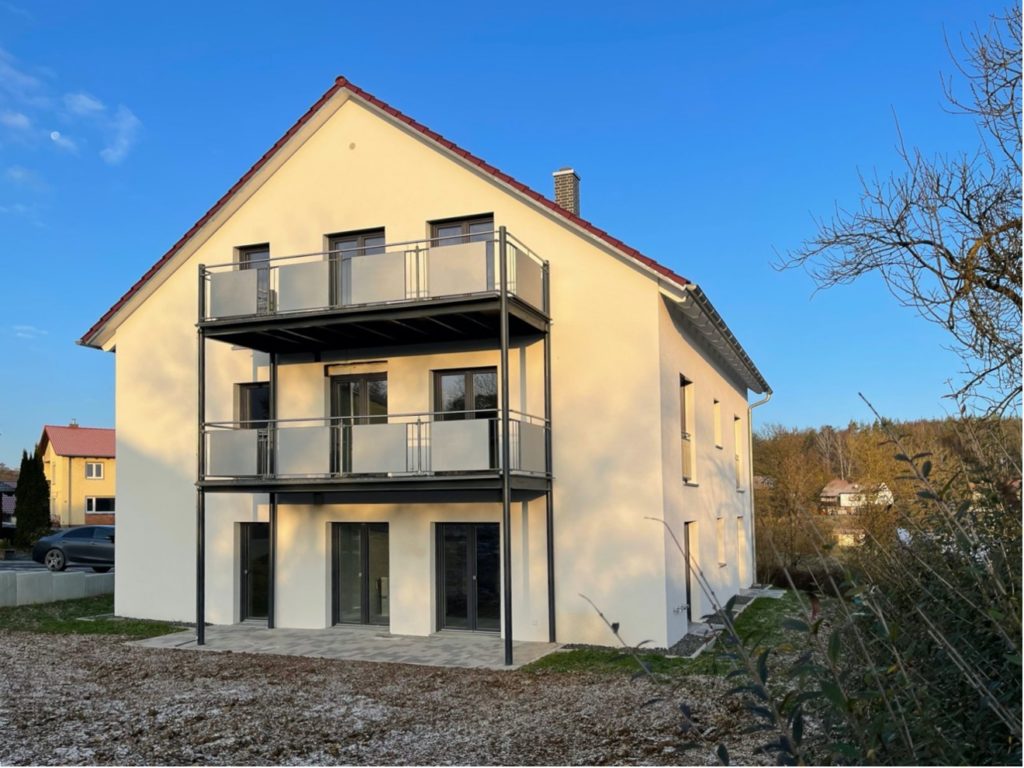 Build a multigenerational house: a two-story multi-family house by Rötzer.
