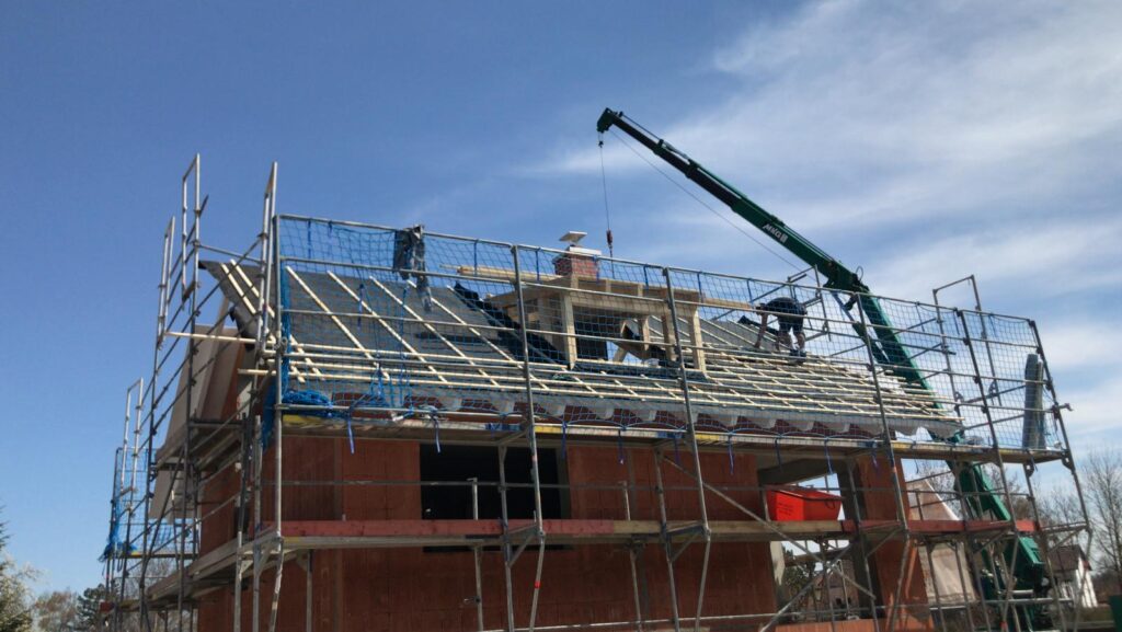 Avoid thermal bridges – A Rötzer brick house under construction.